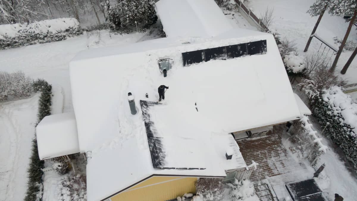 Siipivirtojen aurinkosähköjärjestelmän enimmäisteho on 6 kilowattia. Kokonaan puhdistetun paneelirivistön alapuolella on vielä yksi sarja paneeleita kokonaan lumen peitossa.
