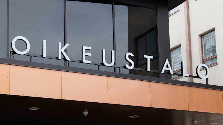 Jyväskylän oikeustalon seinässä kyltti: Oikeustalo.