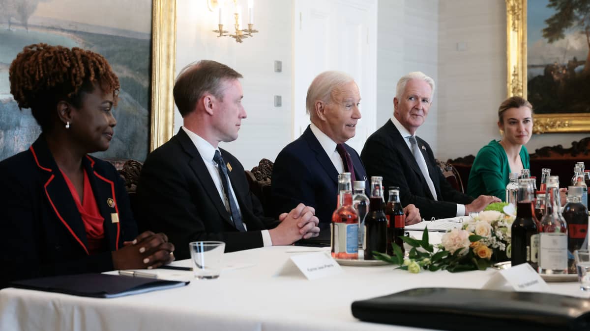 Presidentit Joe Biden ja Sauli Niinistö valtuuskuntineen Presidentilinnassa.