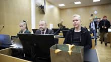 Henkilöitä oikeussalissa. Oikealla Aleksanteri Kivimäki. Hänen vieressään on asianajaja Peter Jaari.