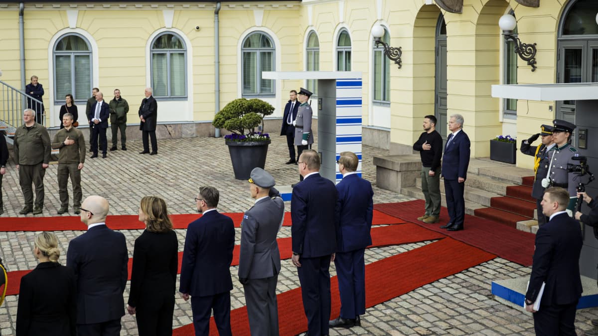 Ukrainan presidentti Volodymyr Zelenskyi ja tasavallan presidentti Sauli Niinistö Presidentinlinnan ulkopuolella 3. toukokuuta 2023.
