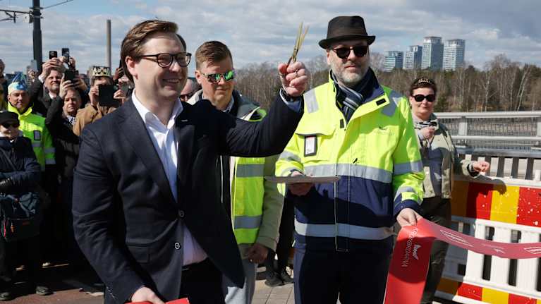 Daniel Sazonov pitelee saksia avajaisseremonian nauhanleikkaustilanteessa.