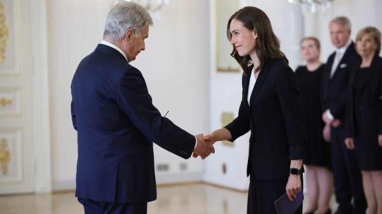 Tasavallan presidentti Sauli Niinistö ja väistyvä pääministeri Sanna Marin kättelevät Presidentinlinnassa 20. kesäkuuta.