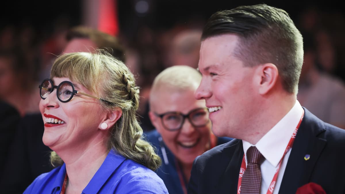 Hanna Kuntsi och Mikkel Näkkäläjärvi vid SDP:s kongress i Jyväskylä.