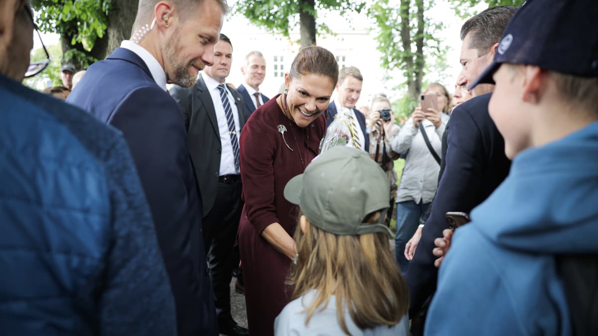 Ruotsin kruununprinsessa Victoria tervehtii nuorta koululaista Loviisassa torstaina 21. syyskuuta.