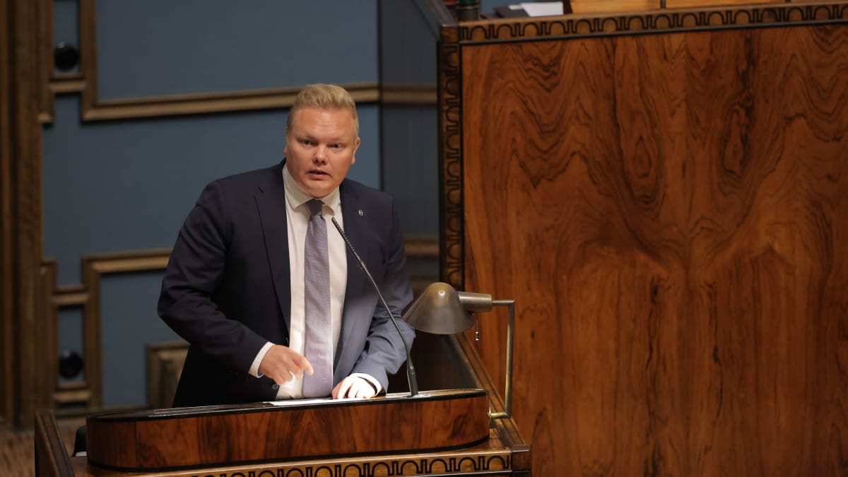 Antti Kurvinen puhumassa eduskunnan täysistonnossa.