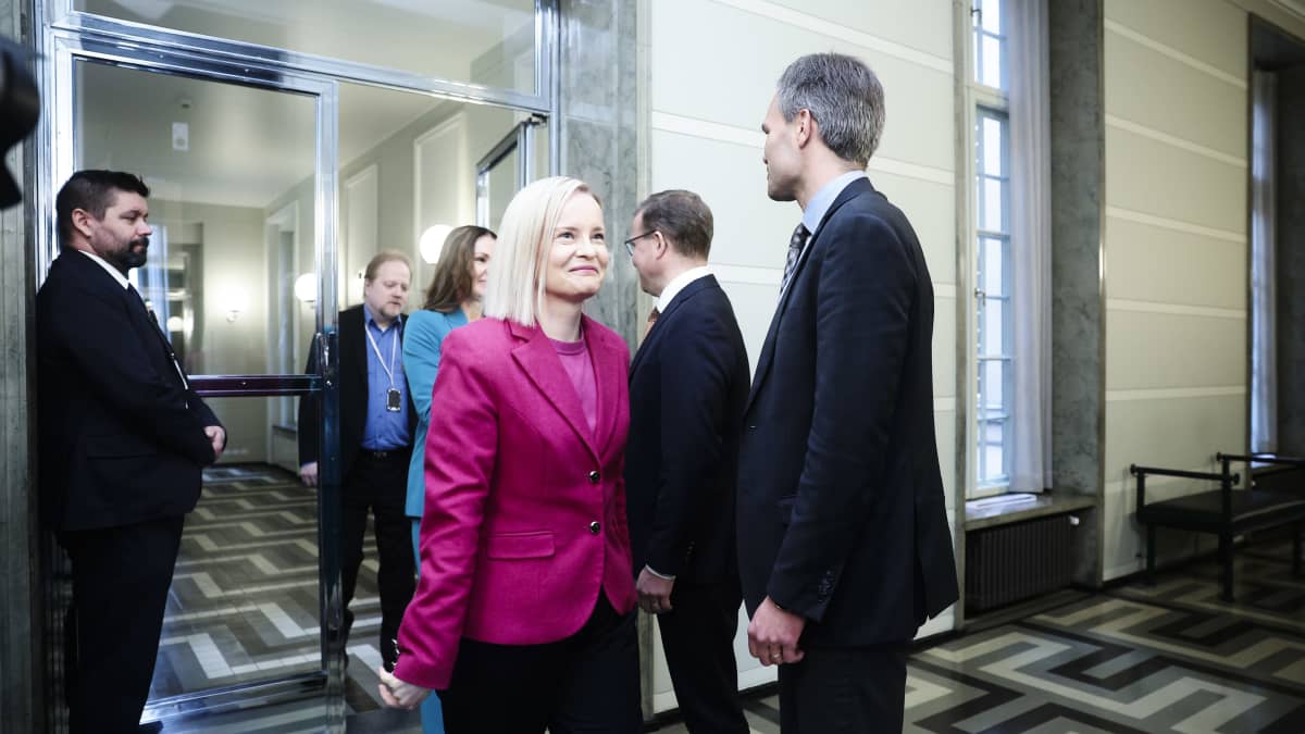Riikka Purra  saapui eduskunnassa Kokoomuksen Petteri Orpon hallitustunnusteluihin.