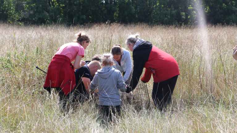 Willy Wonka sätts i en transportbur.