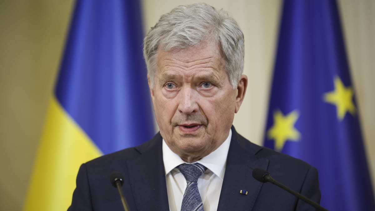 Tasavallan presidentti Sauli Niinistö tiedotustilaisuudessa Presidentinlinnassa 3. toukokuuta 2023.