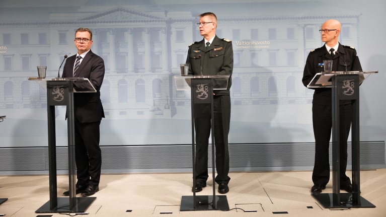 Petteri Orpo, kontra-amiraali Markku Hassinen ja lippueamiraali Janne Huusko. tiedotustilaisuudessa.