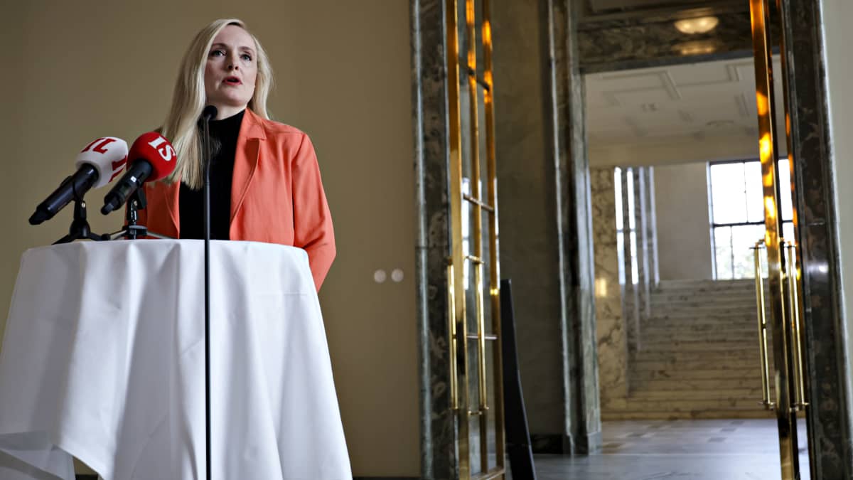 Maria Ohisalo tiedotustilaisuudessa eduskuntatalossa tiistaina 11. huhtikuuta 2023.