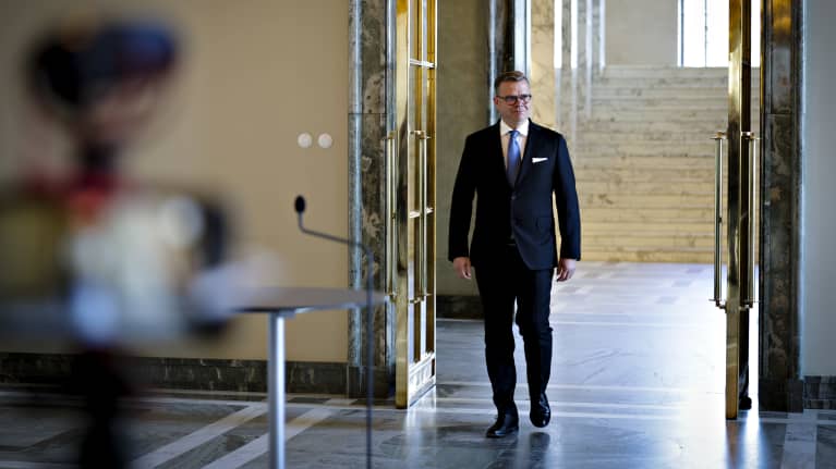 Pääministeri Petteri Orpo saapuu median eteen Valtiosaliin eduskunnan täysistunnon jälkeen.