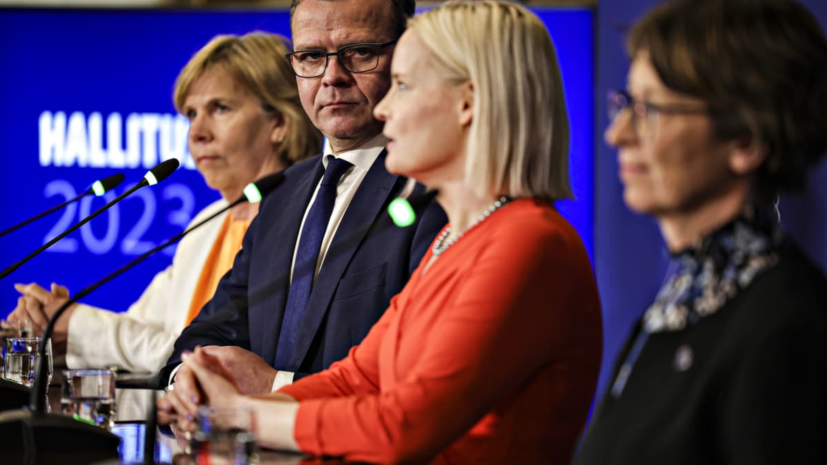 Anna-Maja Henriksson, Petteri Orpo, Riikka Purra ja Sari Essayah pitivät tiedotustilaisuuden Säätytalolla illalla 26. toukokuuta 2023.