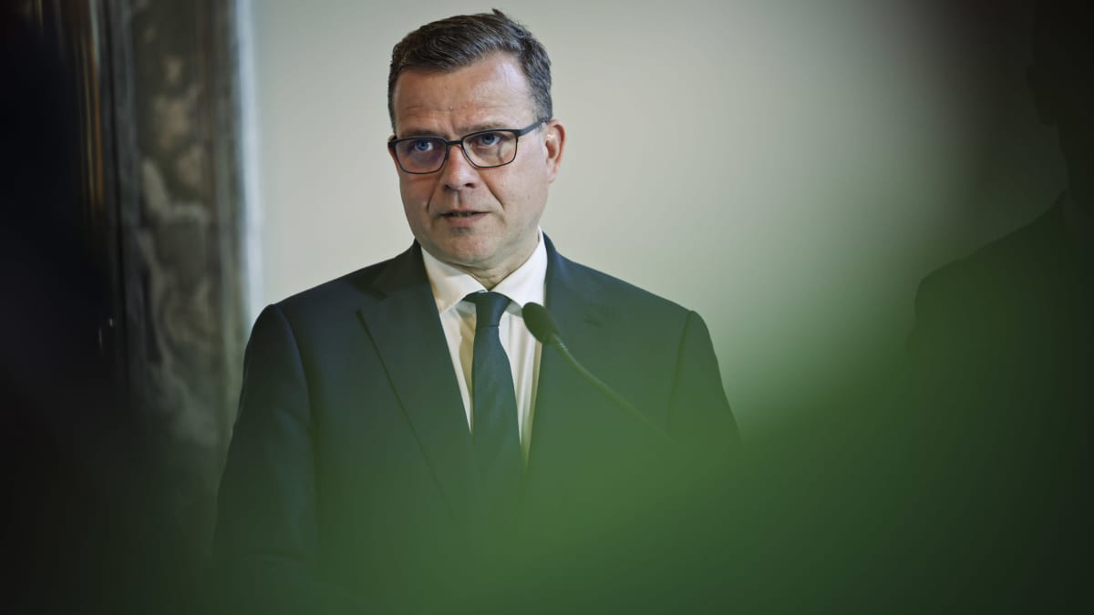 Kokoomuksen Petteri Orpo pitää puhettaan eduskuntatalossa keskiviikkona 12. huhtikuuta 2023.