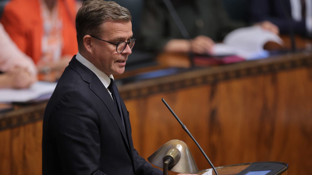 Petteri Oprp pitää avauspuheenvuoroa täysistunnossa.