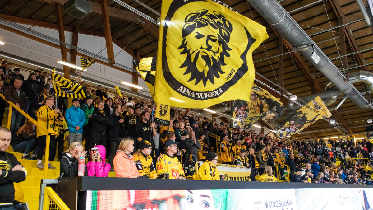 Lappeenrannan Kisapuistossa peliä seuraavia SaiPa-kannattajia. Osa heiluttaa lippuja.