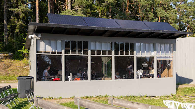 Image d'une caserne au soleil.