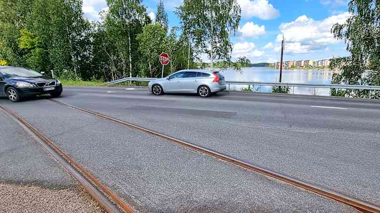 Cars at Pallo level crossing in Lappeenranta