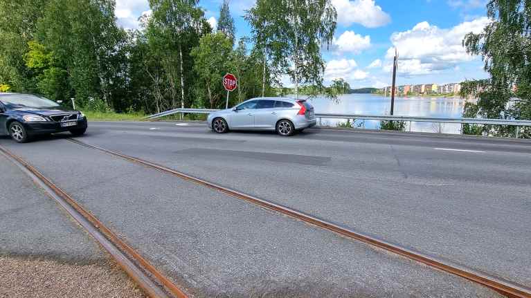 Autoja Pallon tasoristeys Lappeenrannassa