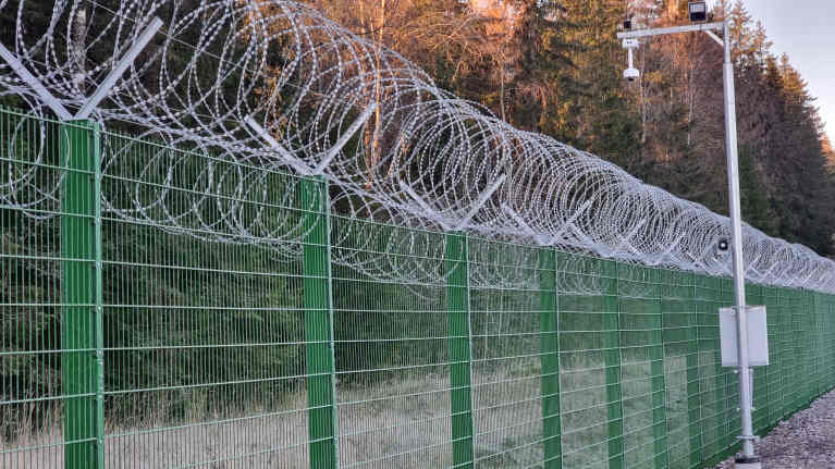 itärajan esteaita lähikuvassa.