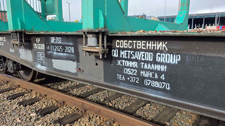 ArcticRail oy:n vuokraamia junanvaunuja Kouvolan ratapihalla.