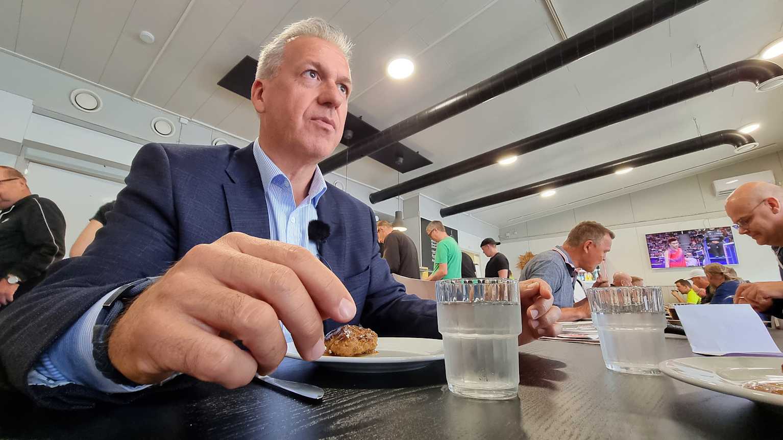 Alejandro Antalich syö pannupihviä