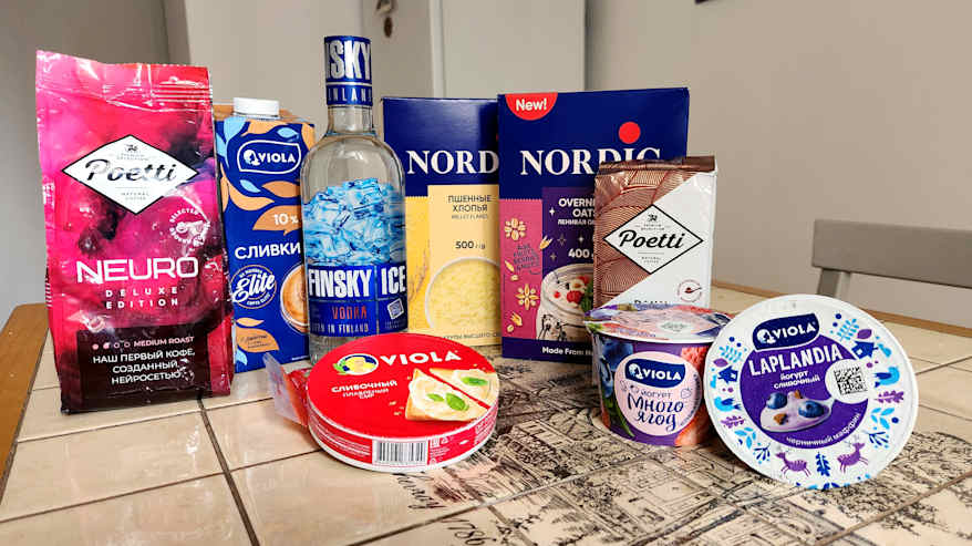 Venäläisiä ruokatuotteita keittiön pöydällä. 