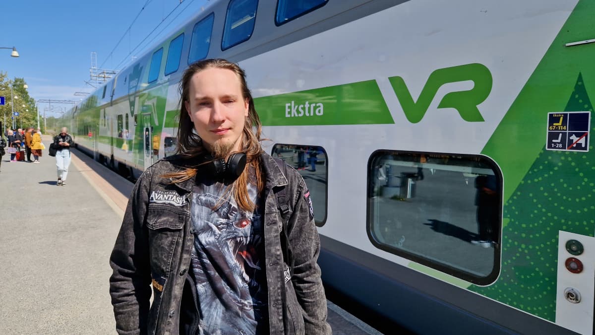 Juna lähdössä Lappeenrannan asemalta kohti Helsinkiä, Jiri Musto nousemassa kyytiin