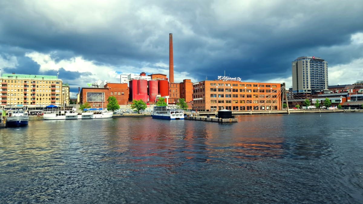 Kuvassa näkyy Tammerkoski ja tumma pilvi.
