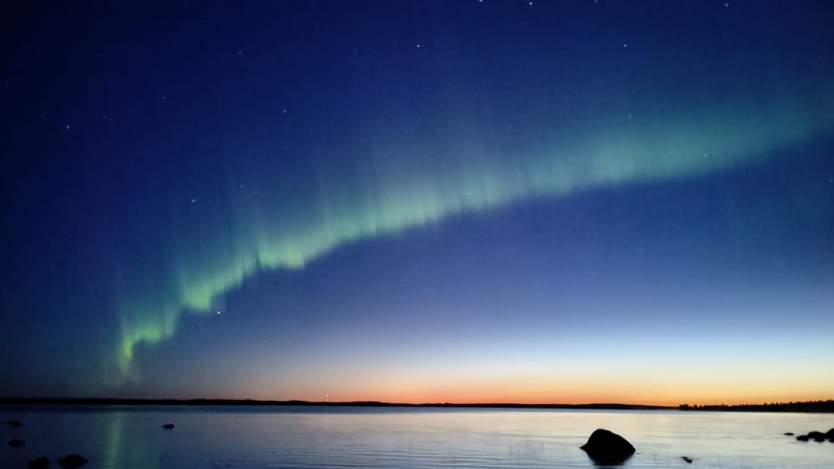 Kuvassa näkyy elokuiset revontulet.
