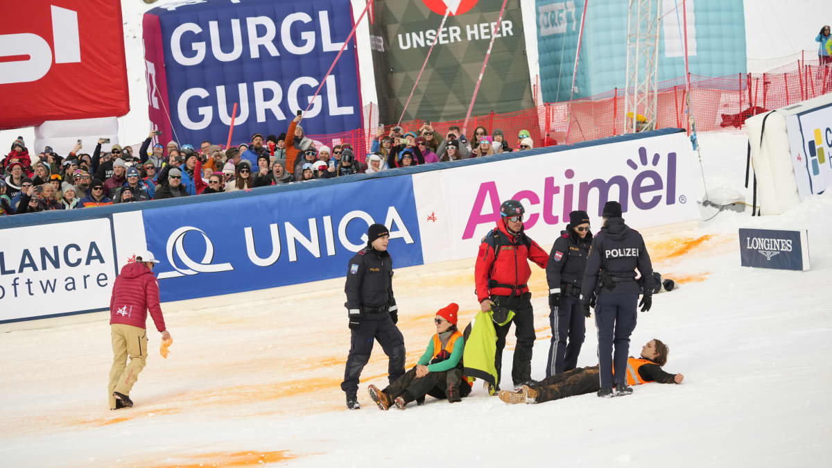 Mielenosoittajat iskivät alppihiihdon maailmancupiin Gurglissa 18.11.2023.
