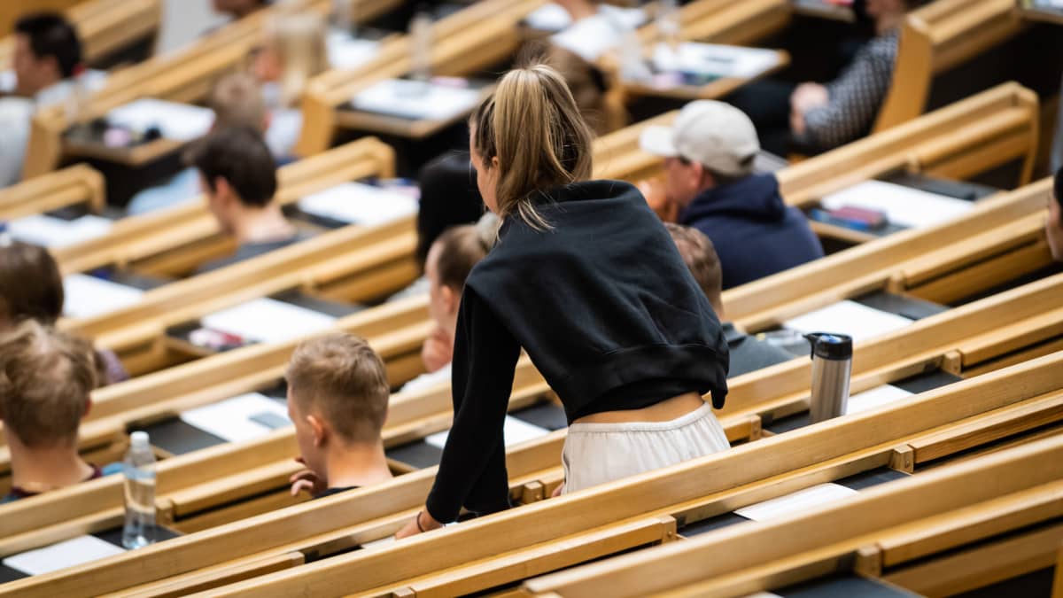 Pyrkijöitä luentosalissa odottamassa kokeen alkua.