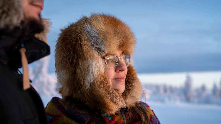 Oskari Ja Saara Adler hymyilevät Lapin maisemissa kameralle.