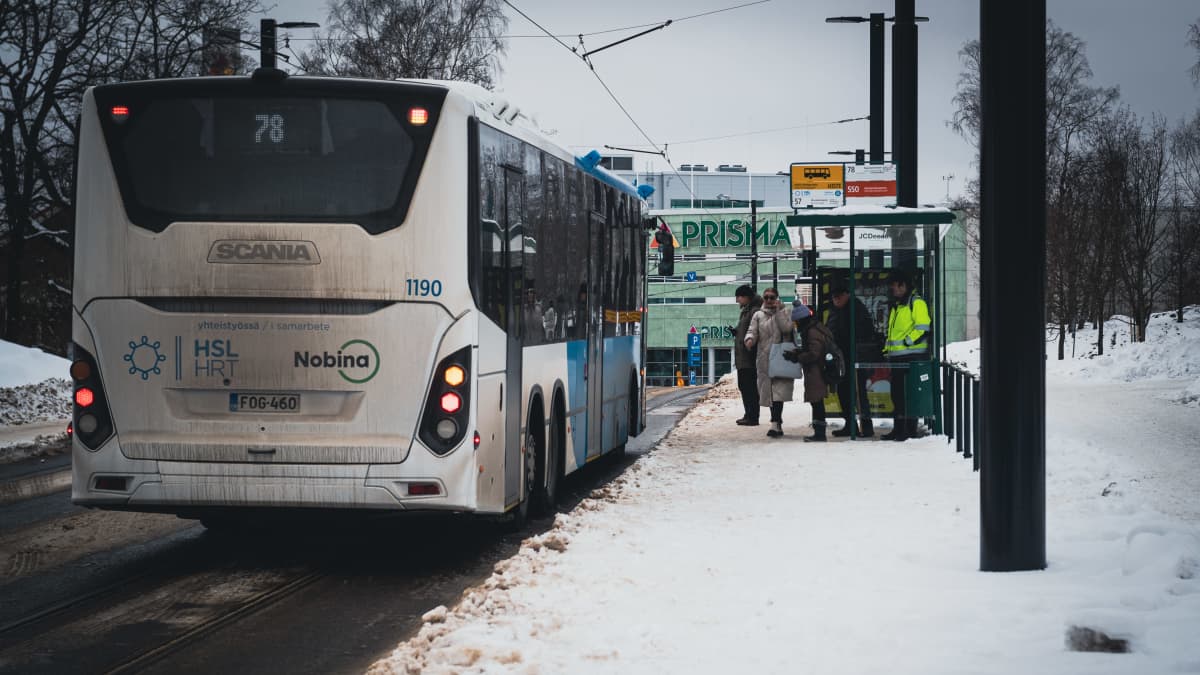 Linjan 78 bussi pysäkillä Viikissä.