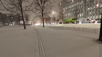 Talvinen aamu Helsingissä, latu kadun varrella. 