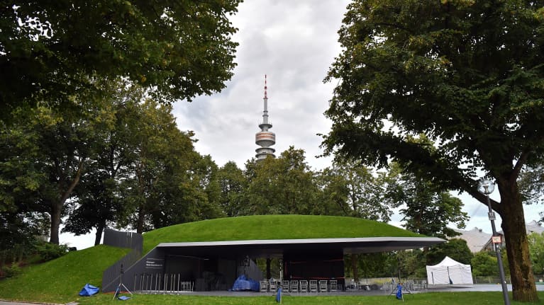 Terroristien surmaamille henkilöille tehty muistomerkki löytyy läheltä Münchenin olympiastadionia.
