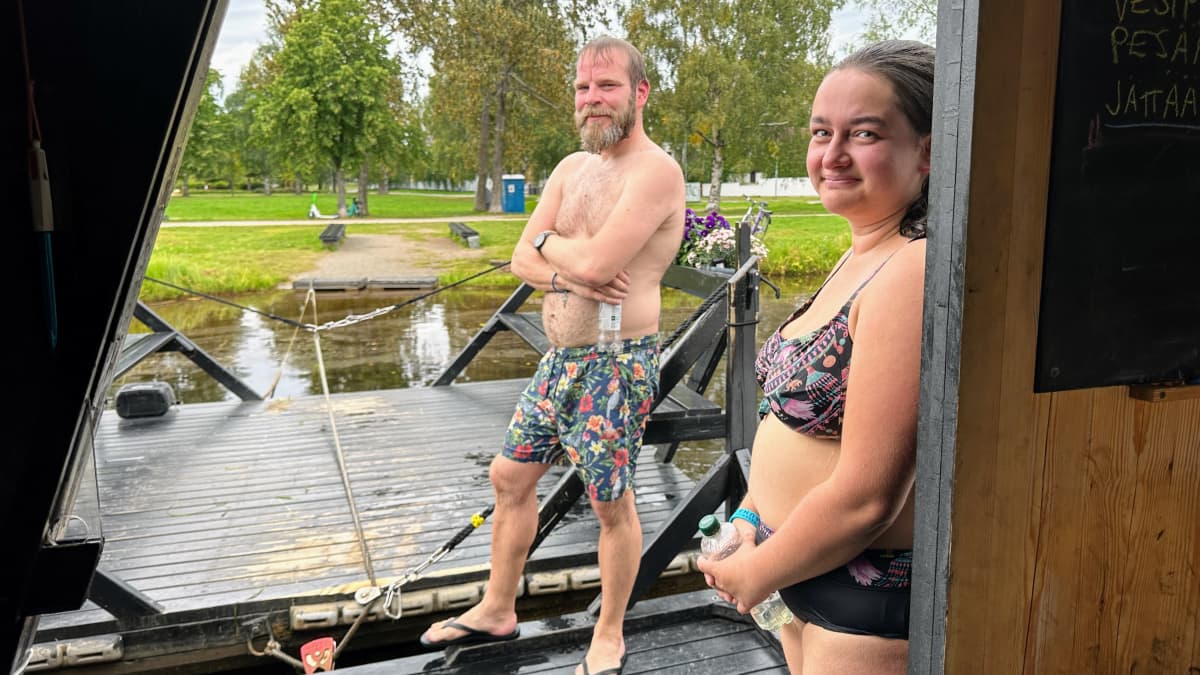 Oulun rantasaunaseuran puheenjohtaja Jussi Pöllä ja Kesän saunan talkoolainen Kristiina Korhonen vilvoittelevat saunalautalla.