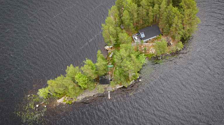 Elina ja Jari Värelän mökki sijaitsee saaressa Kannonkoskella.