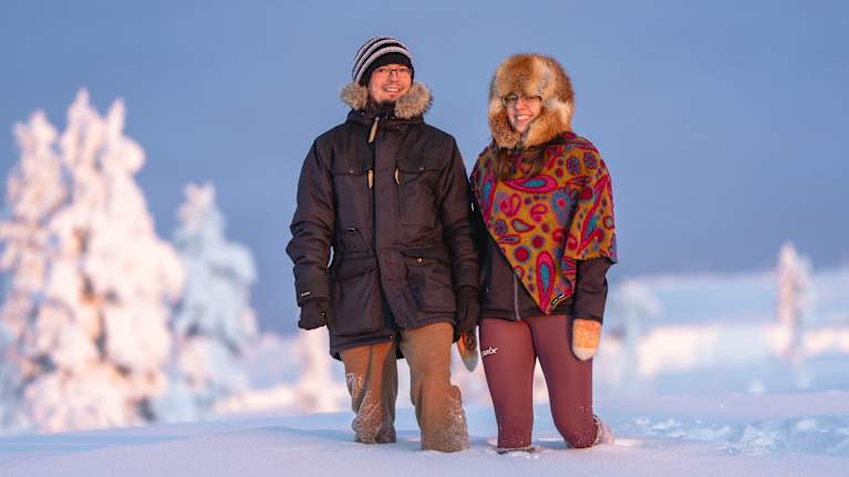 Oskari Ja Saara Adler hymyilevät Lapin maisemissa kameralle.