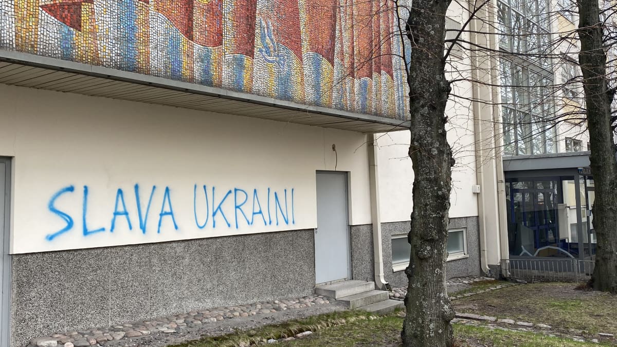 Venäjän tiede- ja kulttuurikeskuksen seinään on kirjoitettu Slava Ukraini.