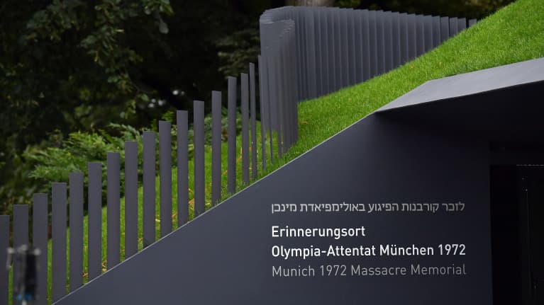 Terroristien surmaamille henkilöille tehty muistomerkki.