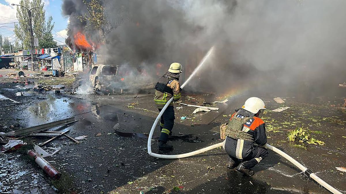 Ukrainan palomiehet työskentelevät Venäjän ohjusiskun seurauksena tuhoutuneessa markkinapaikassa keskiviikkona 6.9.2023 Kostiantynivkassa Ukrainassa. 