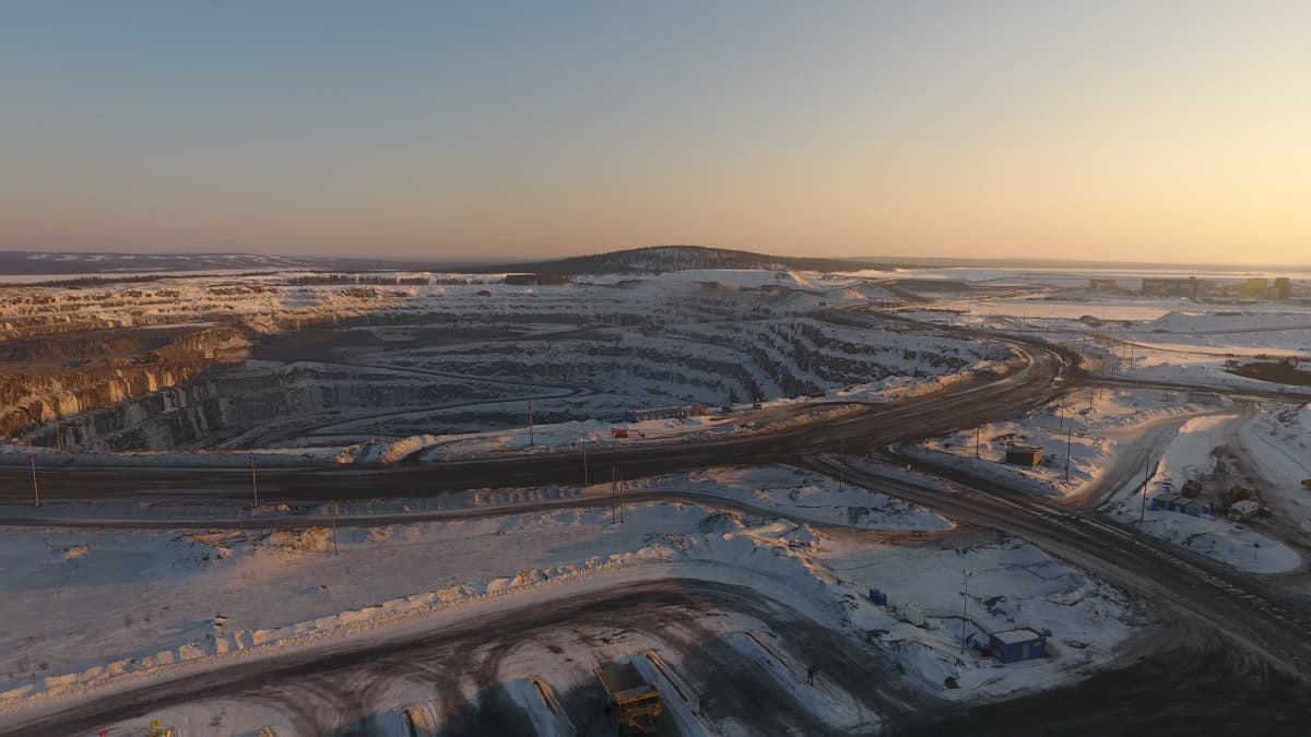 Ilmakuva osittain lumen peittämästä Kevitsan kaivosalueesta Sodankylässä.