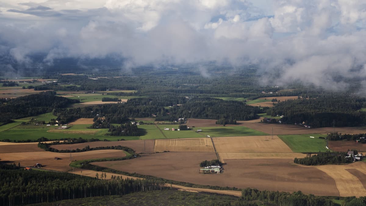 Lentokoneesta käsin otetussa valokuvassa näkyy maisema alas Suomeen syyskuussa 2020.