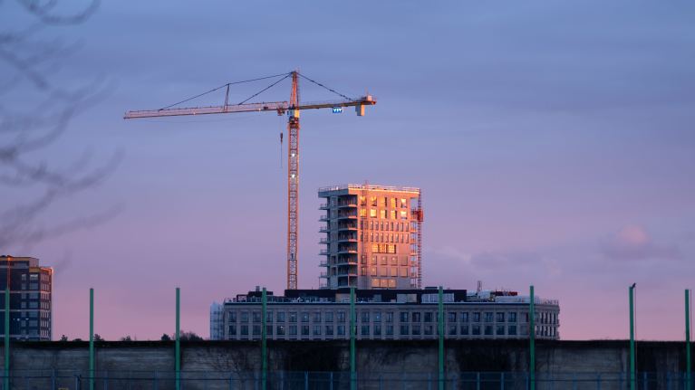 Rakennustyömaa, YIT:n nosturi ja valmistuva tornitalo Nihdissä (Nihti) Sompasaaren eteläkärjessä, kuvattuna Sörnäisten rannan puolelta.