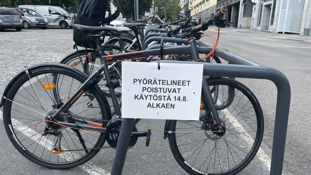 Pyörät on pysälöity pyörätelineeseen Kilpisenkadulle Jyväskylässä.