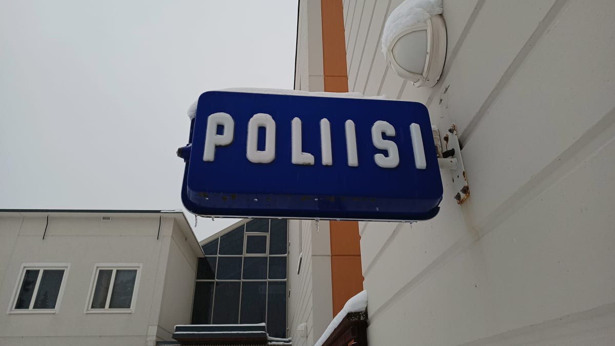 Poliisi-kyltti poliisilaitoksen seinässä.