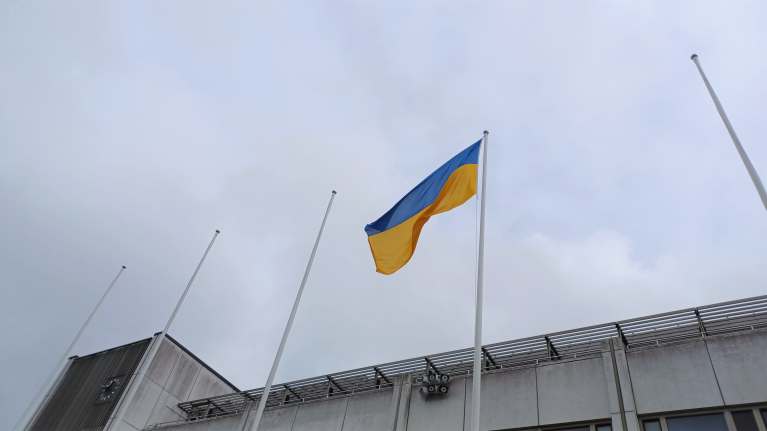Ukrainan lippu liehuu tangossa Lappeenrannan kaupungitalon edessä.