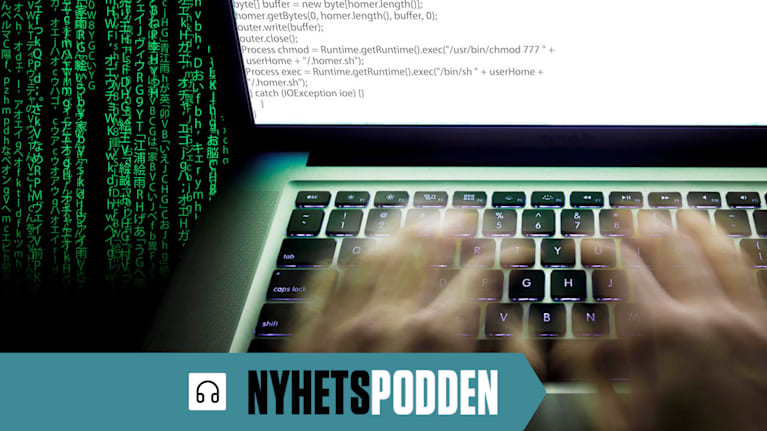 Händer skriver snabbt på en laptops tangentbord. Bakgrunden är svart med neongröna symboler. Nyhetspoddens logo syns i förgrunden.