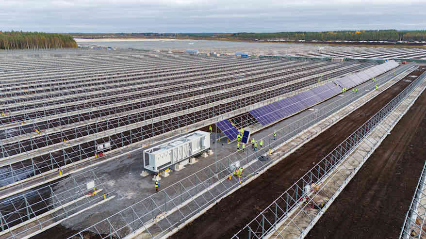 Rakenteilla oleva EPV Energian aurinkovoimala Lapuan Heininevalla.